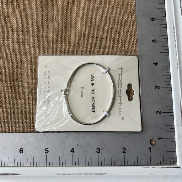 Fresh and Co NWT Live in the moment motivational circle bangle bracelet silver - Picture 3 of 4
